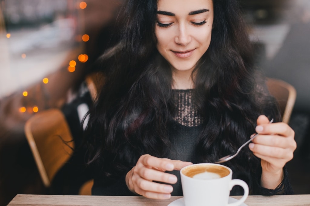 Young Beautiful Woman Drinking Coffee Cappuccino I Qh345yl Min