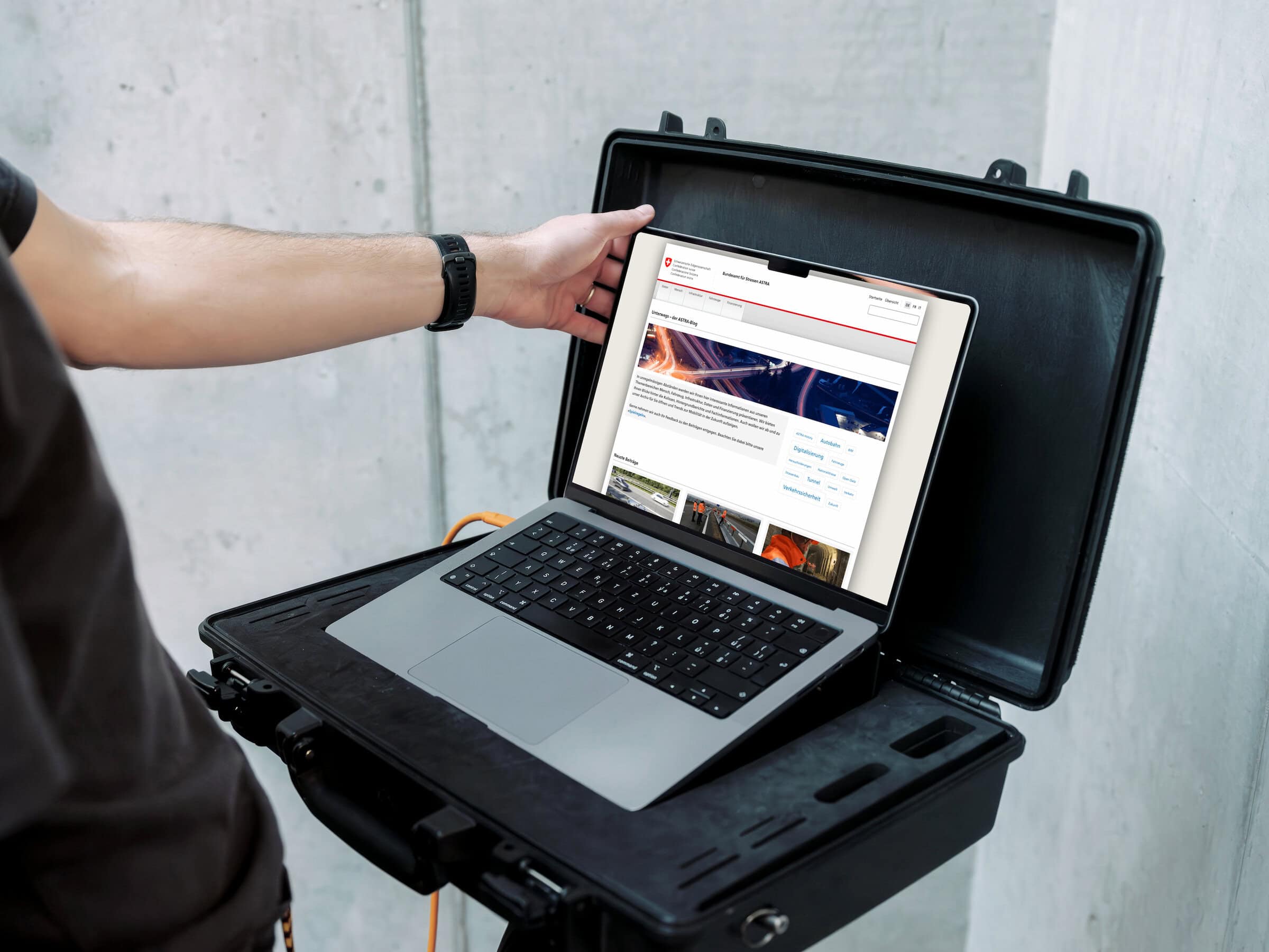 mockuuups macbook pro 14 mockup with man setting up display